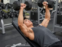 Cara Membentuk Otot Dada Bagian Atas dengan Incline Dumbbell Press